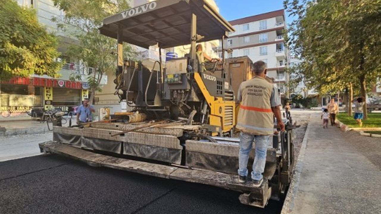 Birecik"te sıcak asfalt atağı sürüyor