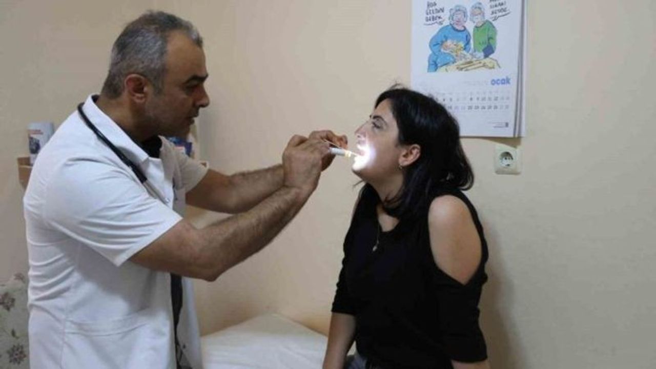 Havaların ısınmasıyla tozun etkisini hissettirdiği enkaz kentte yaşayan vatandaşlara maske uyarısı