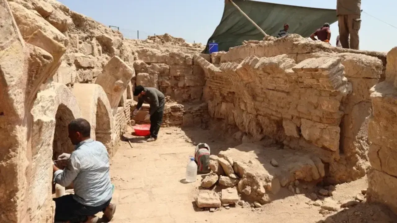 Şanlıurfa Harran’ın Kavurucu Sıcağında Tarihi Gün Yüzüne Çıkarıyorlar