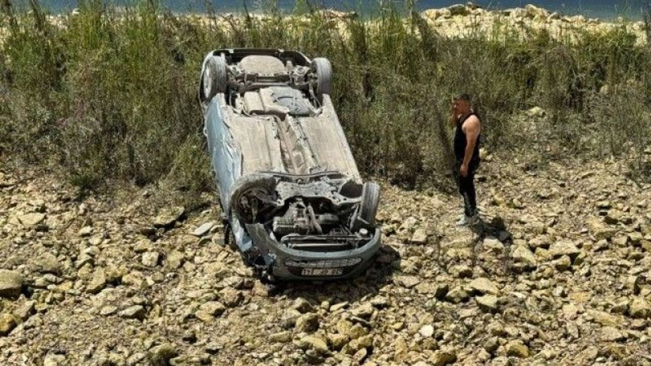 Şanlıurfa Birecik’te Otomobil 5 Metrelik Şarampole Devrildi!