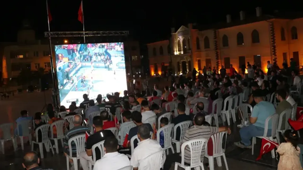 EuroBasket 2025 Final Heyecanı Güneydoğu’da Dev Ekranlardan Takip Edildi
