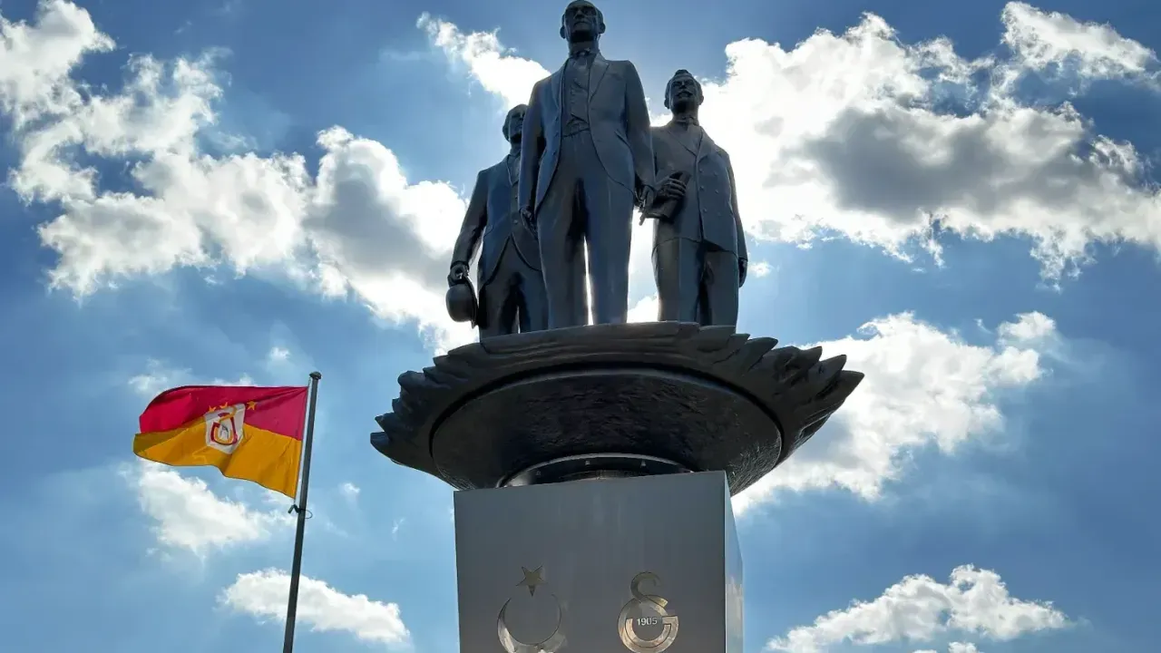 Galatasaray’ın Tarihi Değerleri Tek Bir Heykelde Buluştu!