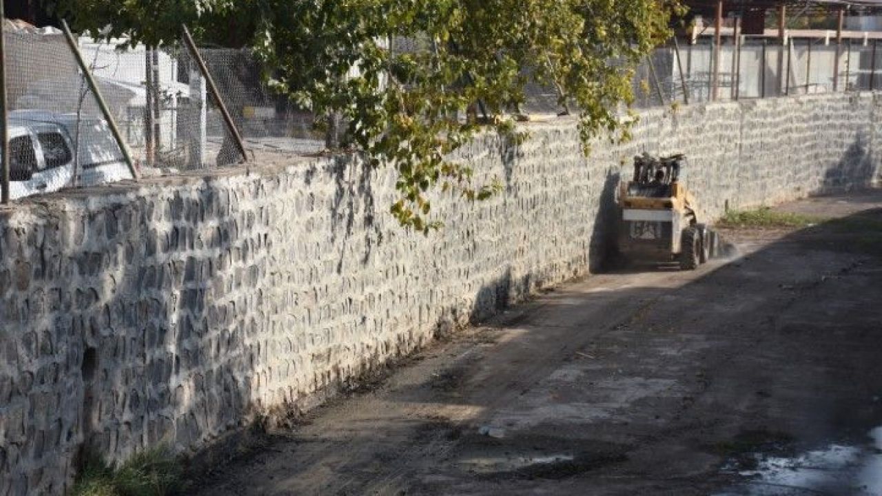 Hilvan’da Korçik Deresi’nde Kapsamlı Temizlik Seferberliği