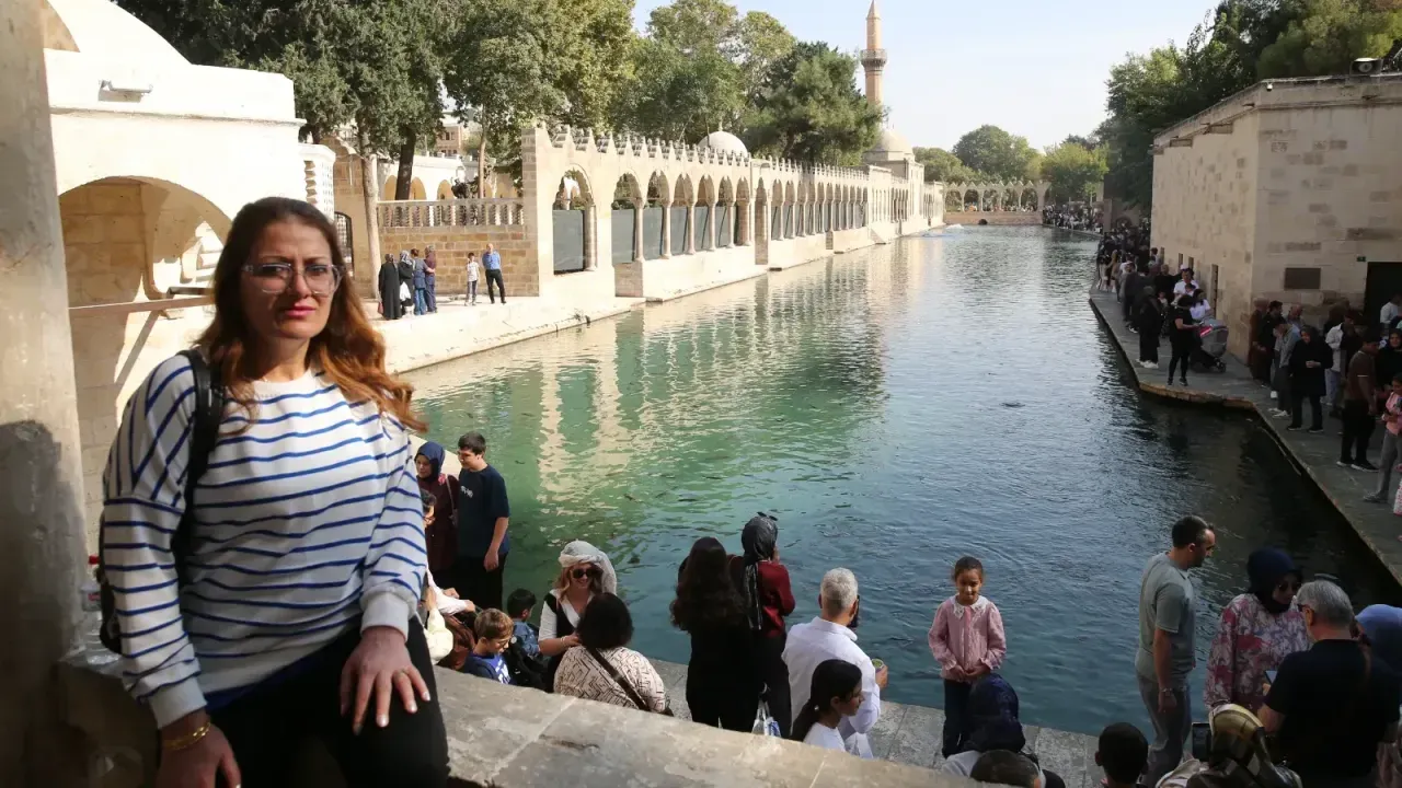 Şanlıurfa'daki Balıklıgöl Yerleşkesi, Ara Tatilde Ziyaretçi Akınına Uğruyor