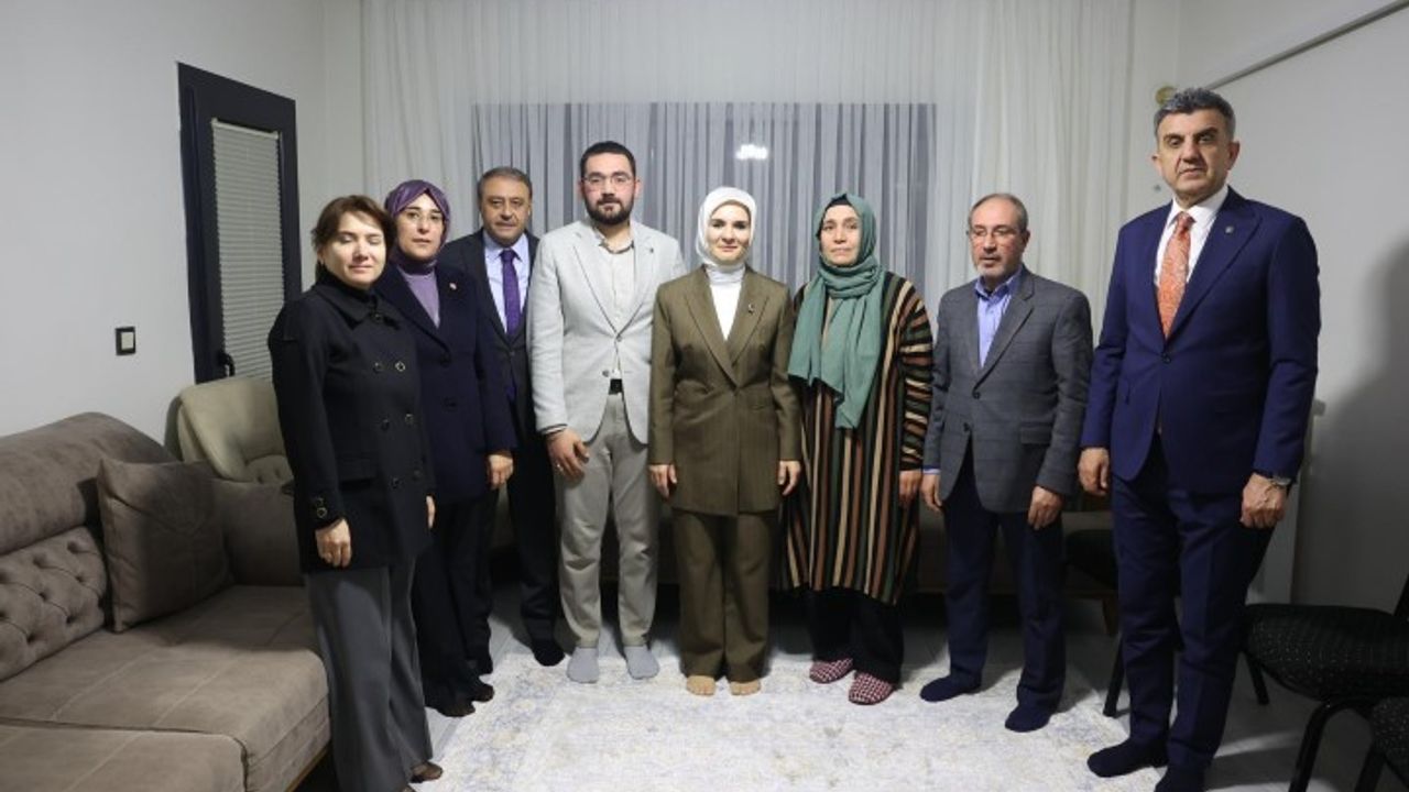 Bakan Göktaş, Depremzede Aileyle İftara Katıldı, Şehit Ailesini Ziyaret Etti