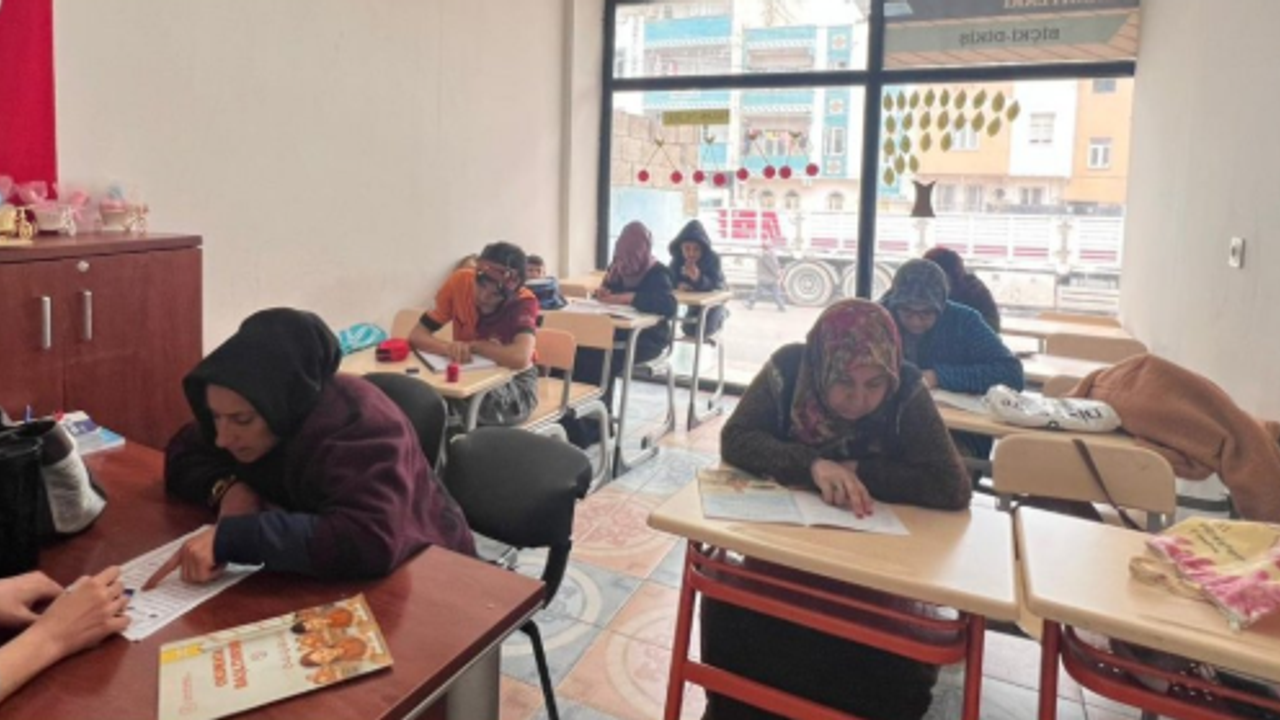 Eyyübiye Yenice Kadın Destek Merkezi’nde Okuma-Yazma Kursları Devam Ediyor!