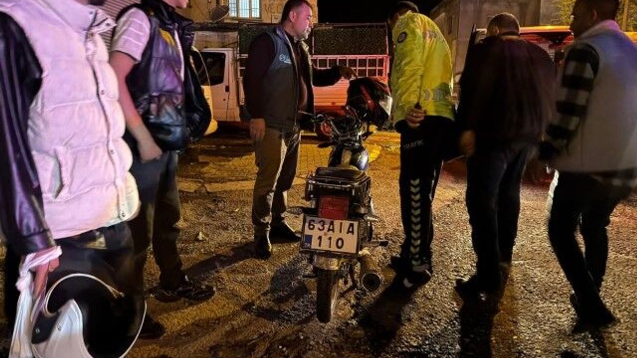 Şanlıurfa Birecik’te Gece Kazası: Motosikletteki Karı Koca Yaralandı