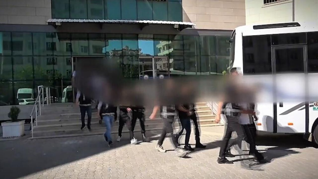 Şanlıurfa’da kalaşnikoflu suç çetesine operasyon; Ev değil c