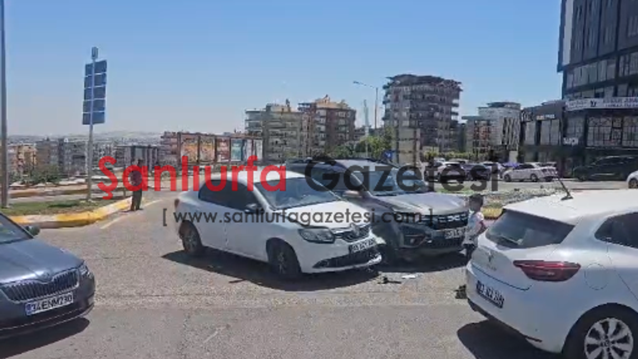 Şanlıurfa'da İki Otomobil Çarpıştı: Maddi Hasarlı Kaza