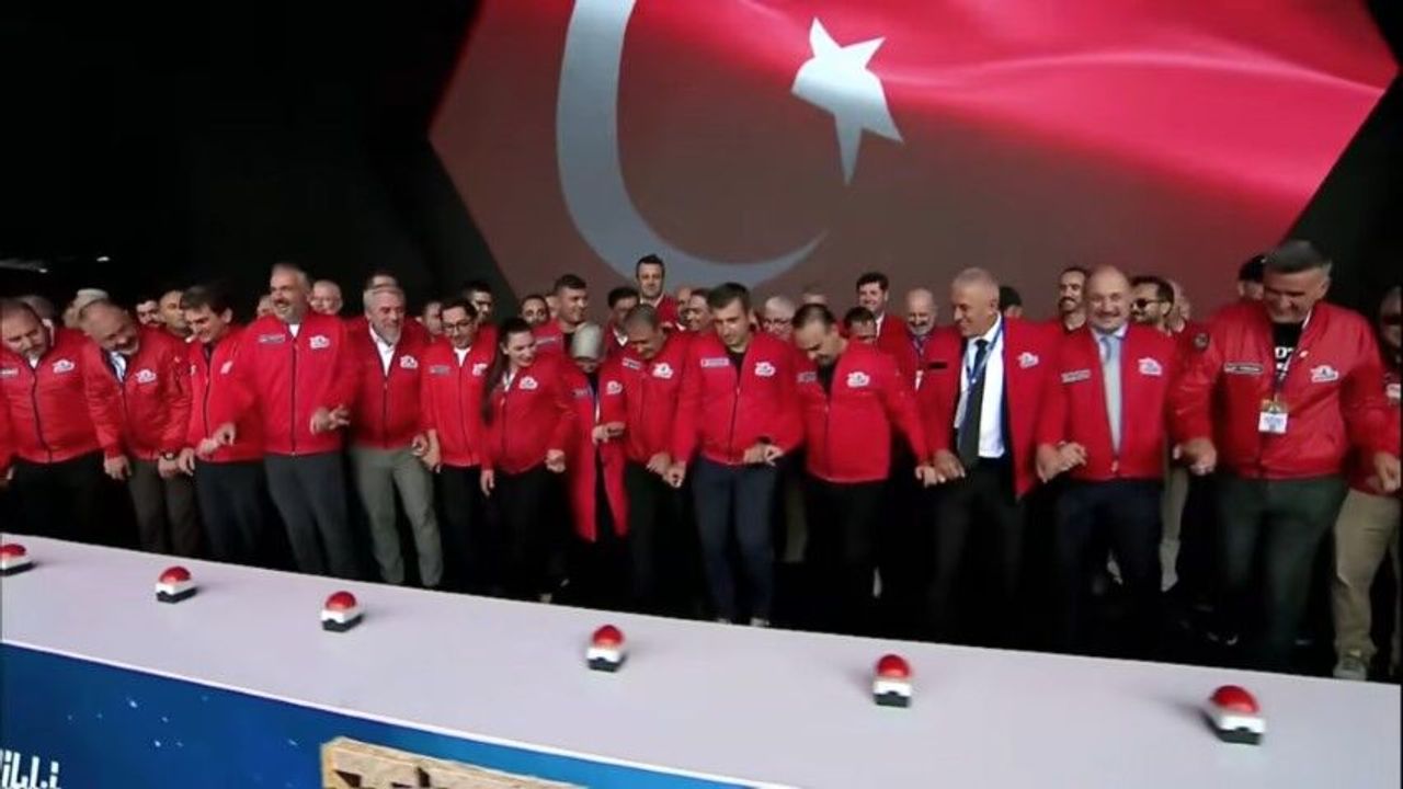 TEKNOFEST açılışında protokol halay çekti