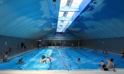 Şanlıurfa GAP Yarı Olimpik yüzme havuzunda vatandaşlar serinlemenin tadını çıkarıyor.  (Video)