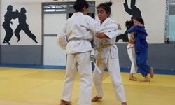 Şanlıurfalı 3 kız kardeş, judoda aynı minderde ter döküyor