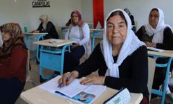 Hollanda'dan tatil için memleketine gelen kadın, 69 yaşında okuma yazma öğrendi (video)