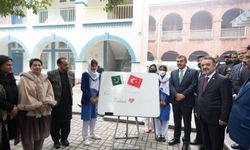 Bakan Tekin, Pakistan'da Kınnaırd Kız Lisesi'ni ziyaret etti