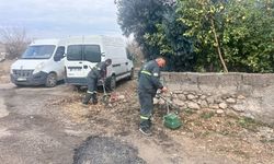 Temizlik işçileri ellerinde süpürgeleriyle sosyal medya akımına ayak uydurdu