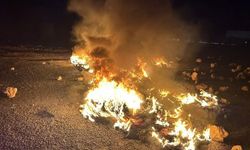 Şanlıurfa’da Yol Kapandı, Lastikler Ateşe Verildi!