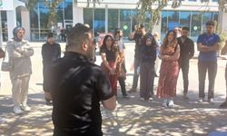 Harran Üniversitesi Güzel Sanatlar Fakültesi’nde Sınıf Yok, Öğrenciler Bahçede Ders Görüyor!