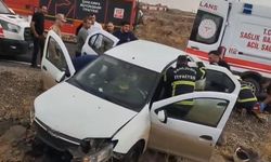 Şanlıurfa'da Otomobil Kayalıklara Çarptı: 3 Yaralı