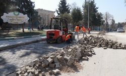 "Haliliye Belediyesi, Ahmet Yesevi Mahallesi'nde Yol Yenileme Çalışmalarını Sürdürüyor"