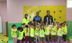 Polislerden Ceylanpınar’daki Çocuklara Oyun Merkezi Sürprizi