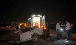 Şanlıurfa Siverek'te Feci Kaza: Otomobil Tıra Çarptı, 1 Ölü 1 Yaralı