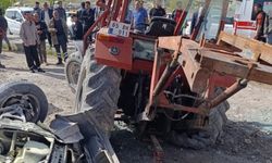 Erciş'te Traktör ile Otomobil Çarpıştı!