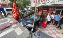 Şanlıurfa’da Akılalmaz Kaza!  Araç İş Yerinin Önüne Düştü