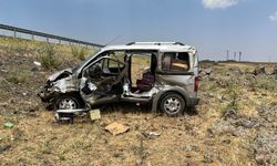 Şanlıurfa Siverek'te Hafif Ticari Araç Şarampole Devrildi: 2’si Çocuk 4 Yaralı