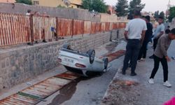 Ceylanpınar’da Korku Dolu Anlar: Otomobil Kendiliğinden Tahliye Kanalına Devrildi