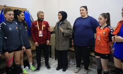 Cevahir Asuman Yazmacı, Güneşin Çocukları Kadın Hentbol Takımını Tebrik Etti