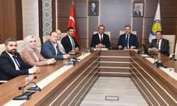 İl Sağlık Müdürü Erhan Berk, Belgeyi Rektör Tahir Güllüoğlu’na Takdim Etti