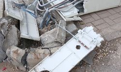 Şanlıurfa’da Tehlike Saçan Pano Saatlerdir Kaldırılmadı