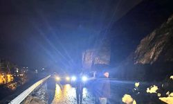 Birecik’te Dağdan Kopan Kayalar Yolu Trafiğe Kapattı