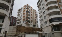 Karaköprü’de İstinat Duvarı Yıkıldı: Yan Apartman da Tahliye Edildi