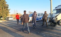 Şanlıurfa Birecik’te Tarım İşçilerini Taşıyan Minibüs Direğe Çarptı!