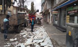 Birecik’te Tehlike Oluşturan Bina Kaplamaları Kontrollü Şekilde Sökülüyor!