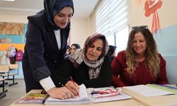 Şanlıurfa’da İki Kardeş 40 Yaşından Sonra Okuma Yazma Öğreniyor