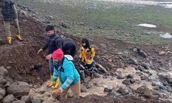 Şanlıurfa Siverek’te Yağışın Zarar Verdiği Göleti Mahalle Sakinleri Onardı!