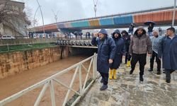 Şanlıurfa’da sağanak hayatı felç etti: Yollar göle döndü