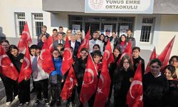 Öğrenciler okullara Türk Bayrakları ile geldi