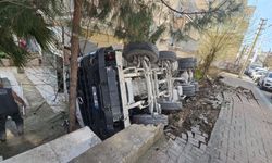 Şanlıurfa’da Beton Mikseri Devrildi Sürücü Araçta Sıkıştı!
