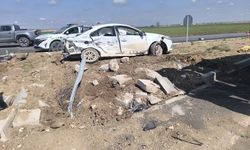 Suruç’ta Kamyonla Çarpışan Otomobil Devrildi: Sürücü Yaralandı