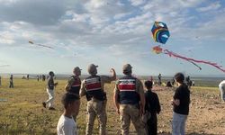 Şanlıurfa sınırında jandarma ve çocuklar el ele