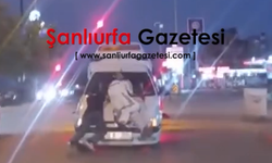 Şanlıurfa’da tehlikeli yolculuk! Çekicinin arkasına asılan gençler kamerada