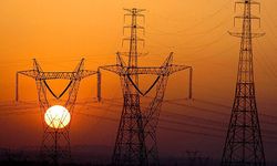 Viranşehir’de Fırtına Dehşeti: Elektrik Direği Devrildi, 3 Yaralı