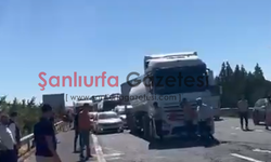 Şanlıurfa Otobanında Tır Devrildi: 3 Yaralı