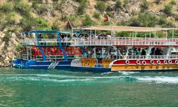 Halfeti’de Arızalanan Tur Teknesindeki Yolcular Jandarma Tarafından Kurtarıldı