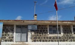 Şanlıurfa'da üniversite öğrencileri ilkokulun duvarlarını boyadı