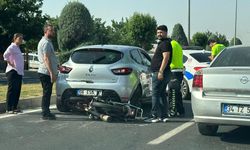 Akçakale Çevre Yolunda Motosiklet Otomobile Çarptı: 2 Yaralı
