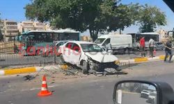 Şanlıurfa'da Otomobil Refüje Çarptı: Sürücü Yaralandı